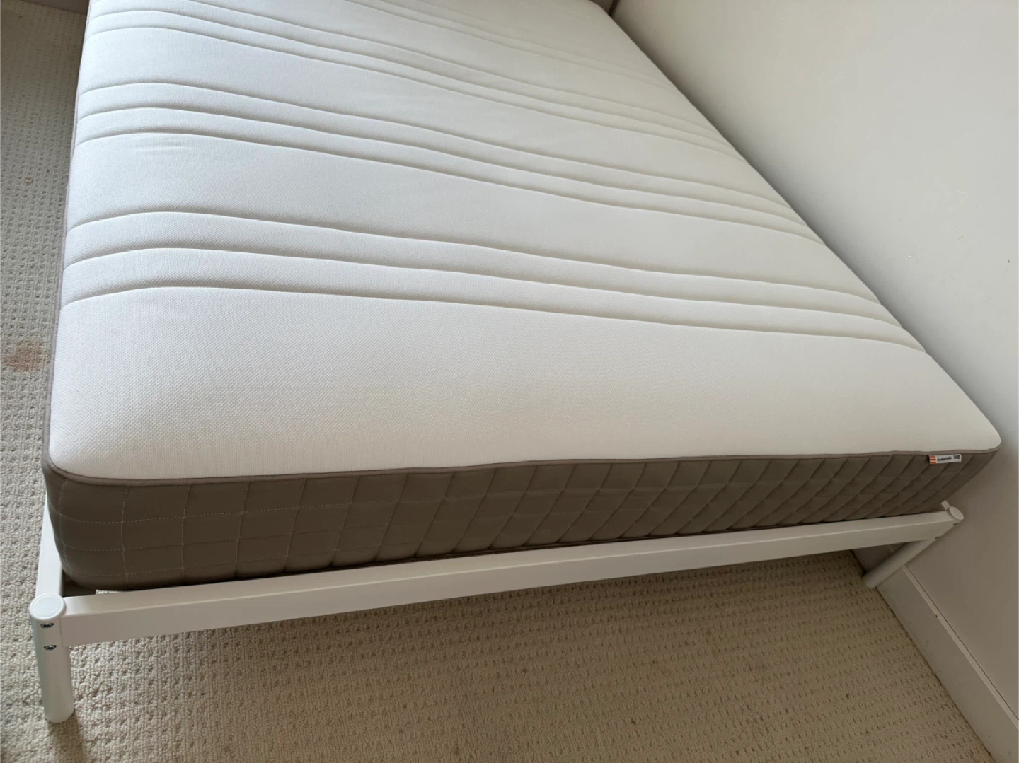 Queen Bed Set – Excellent Condition, Always Protected - photo 3