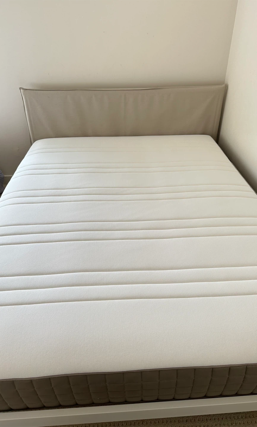 Queen Bed Set – Excellent Condition, Always Protected