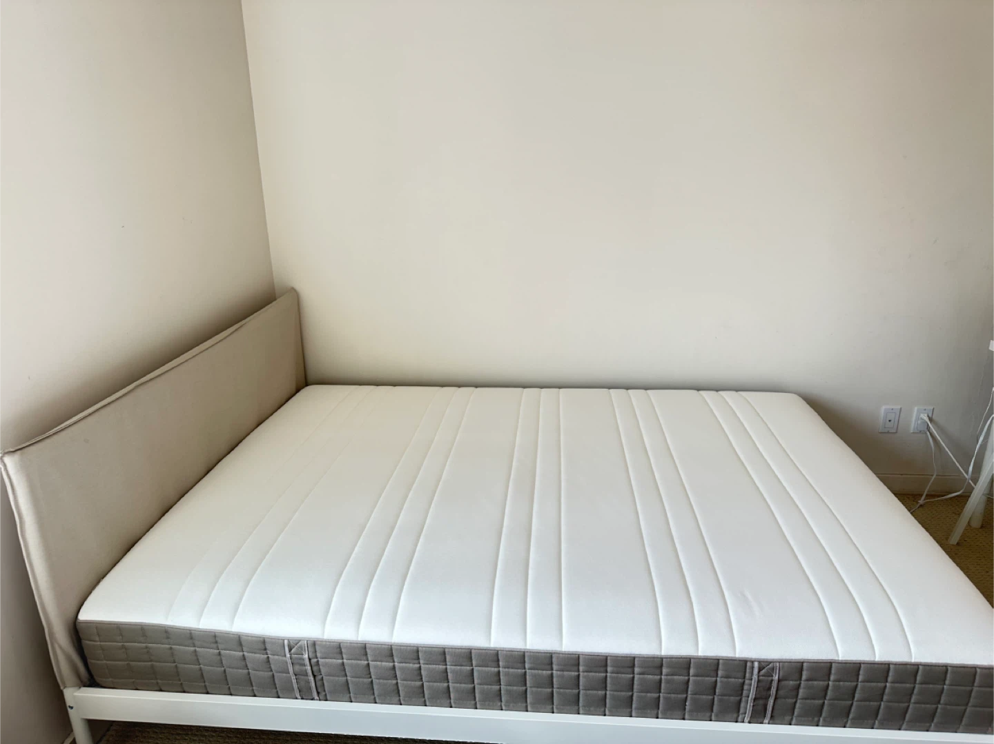 Queen Bed Set – Excellent Condition, Always Protected - photo 2