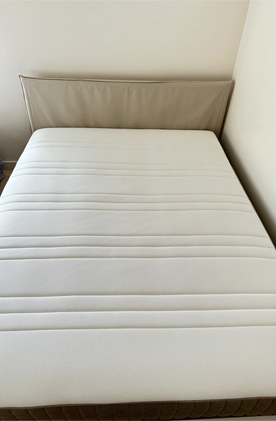 Queen Bed Set – Excellent Condition, Always Protected - photo 4