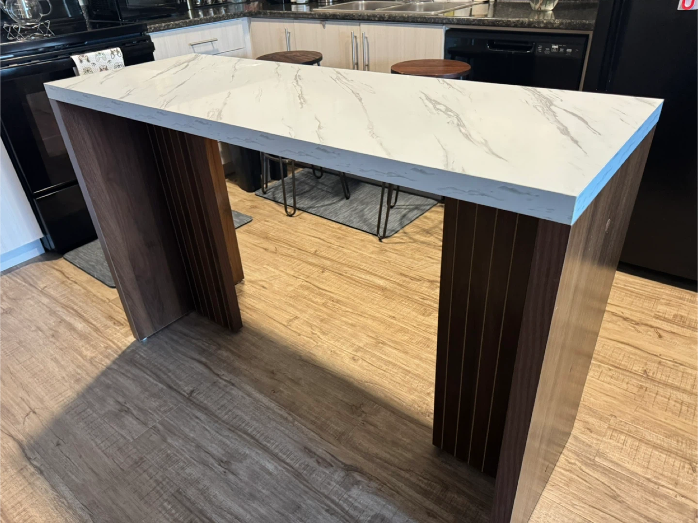 Kitchen Island with Marble-Look Top and 2 bar chairs & 2 stools - photo 4