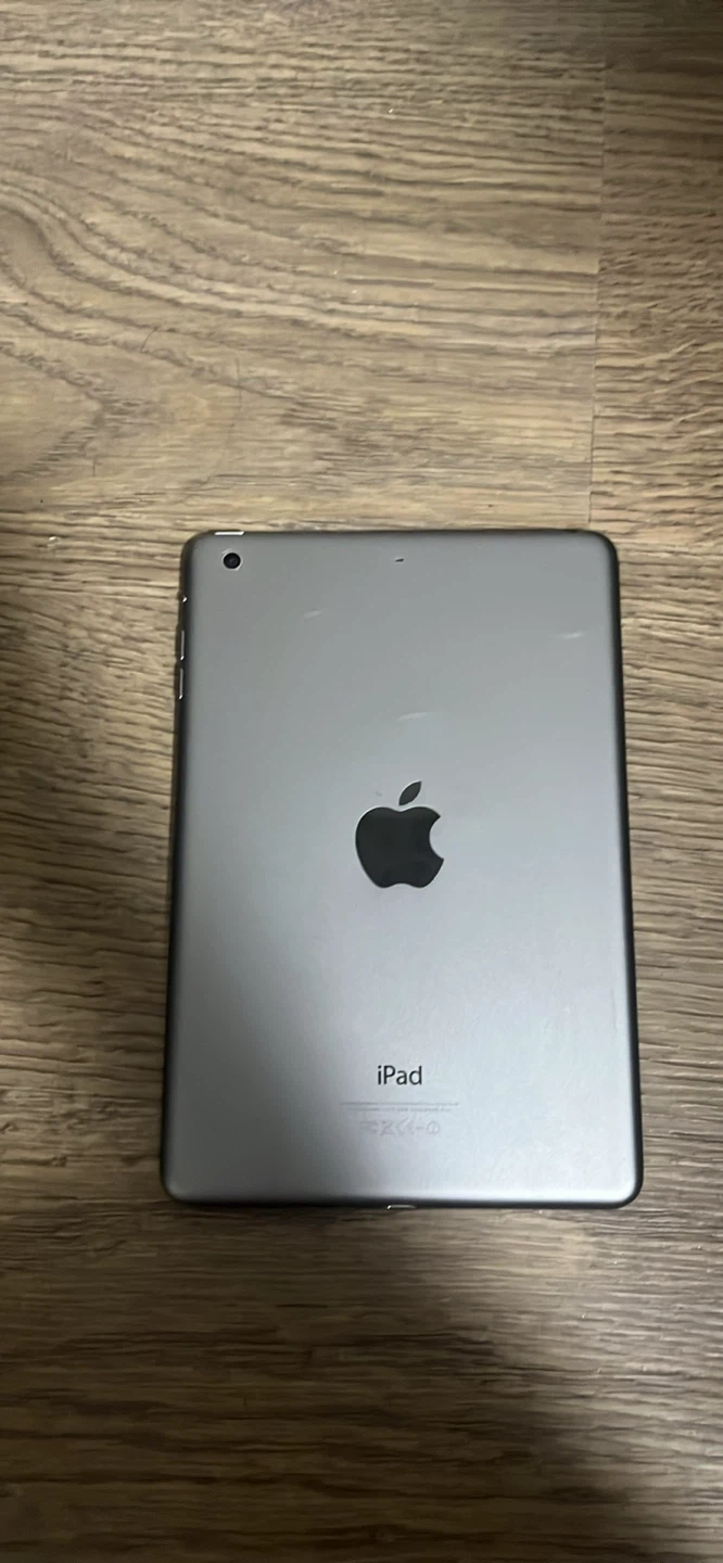 Apple iPad Mini - Cracked Screen