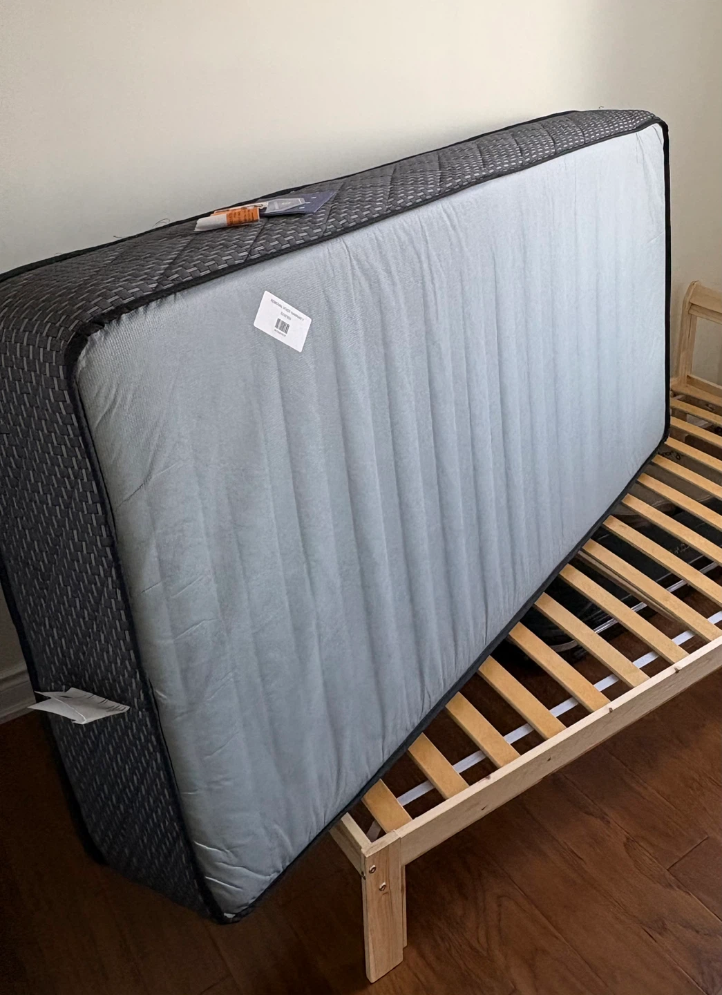 Brand new twin bed (frame&mattress) - photo 2