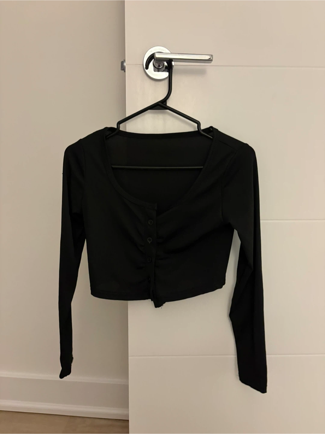 XS BRAND NEW Black Long Sleeve Cropped Button-Up Top