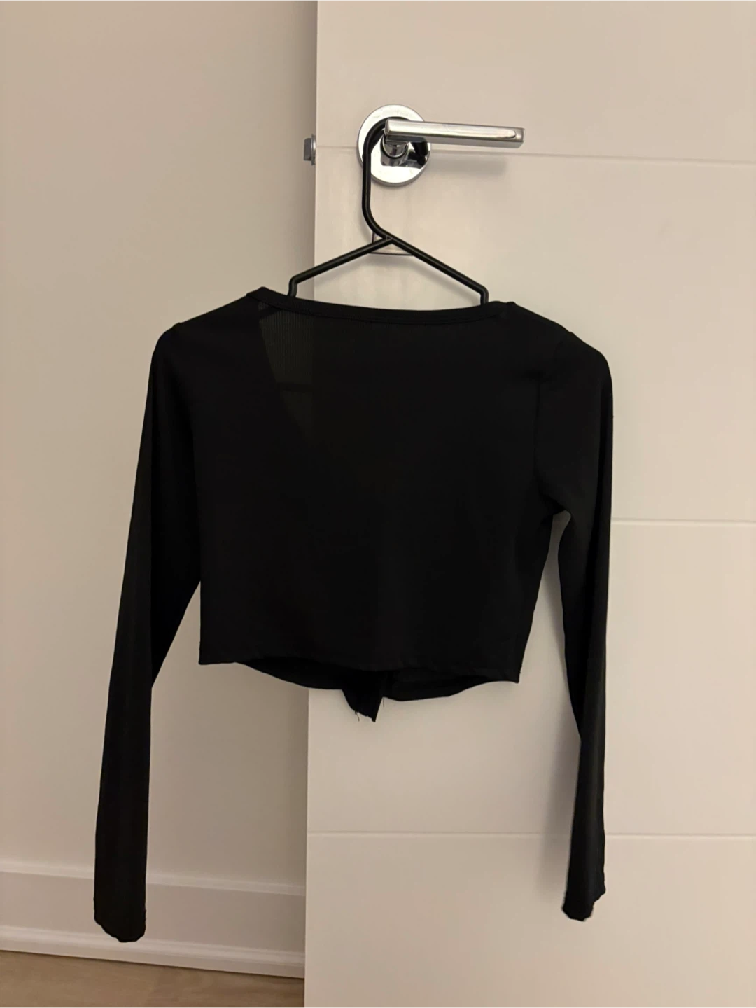 XS BRAND NEW Black Long Sleeve Cropped Button-Up Top - photo 2