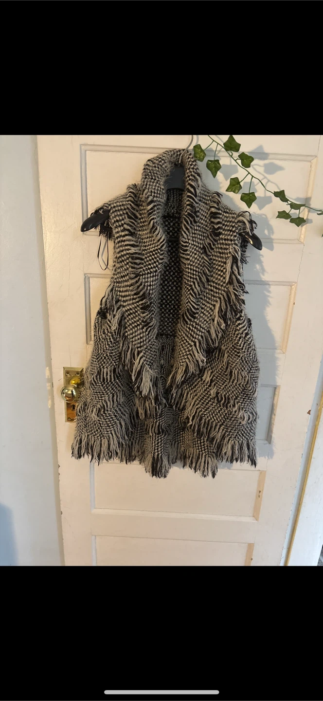 Cleo Black & White Fringe Knit Vest - photo 4