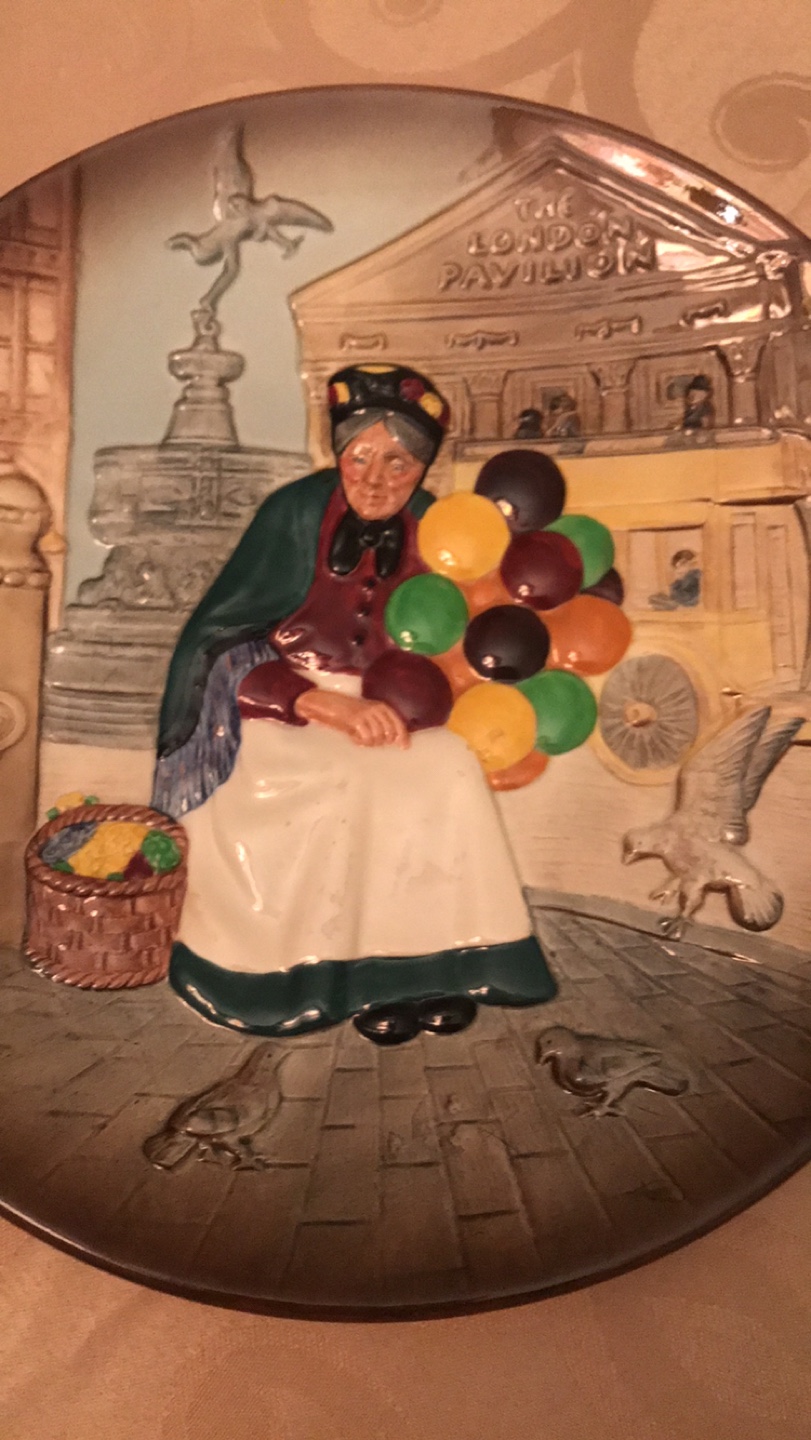 Royal Doulton The Old Balloon Seller Plate - photo 2