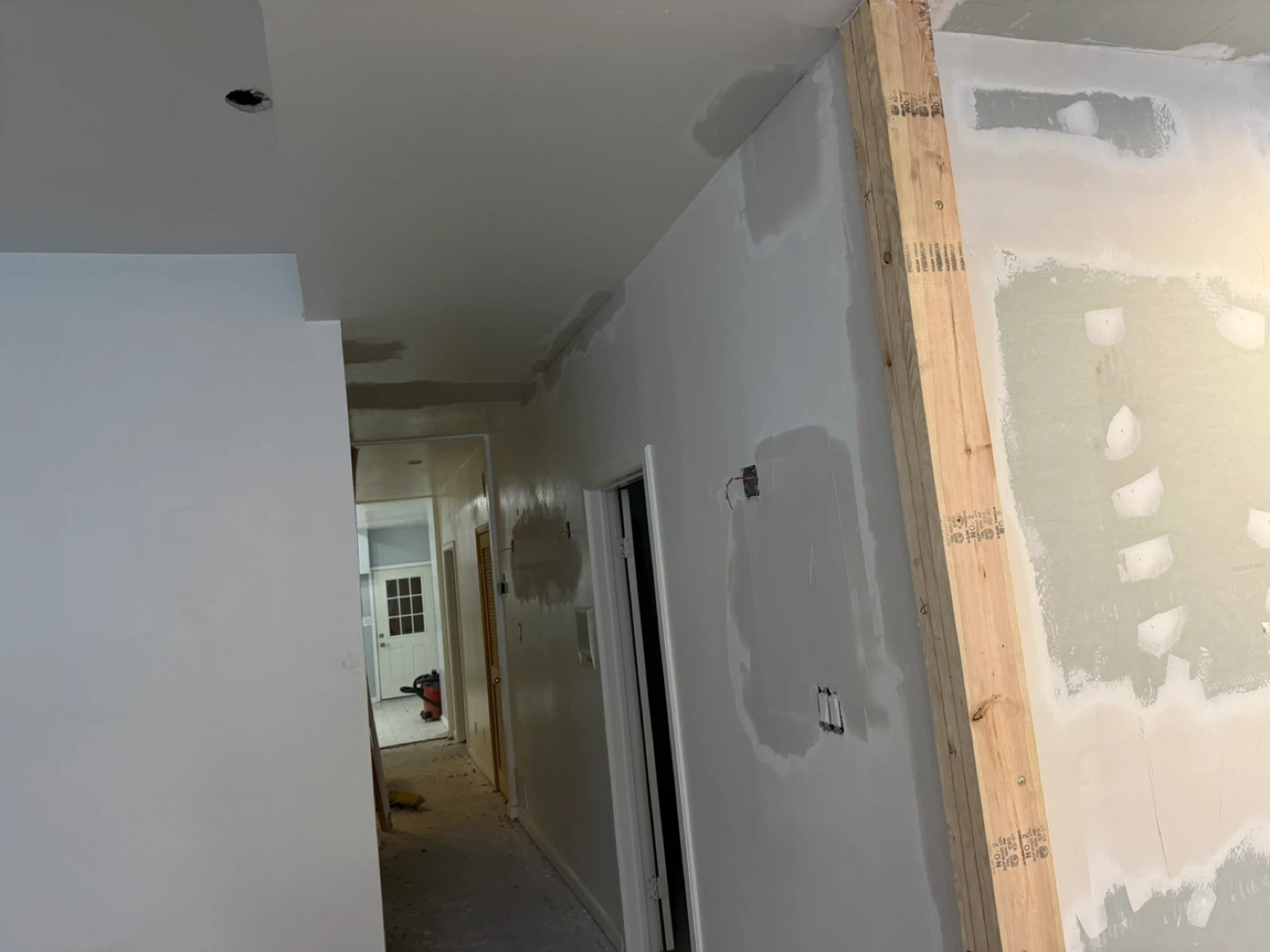 Outlet - paint - drywall - railing - …./ - photo 2