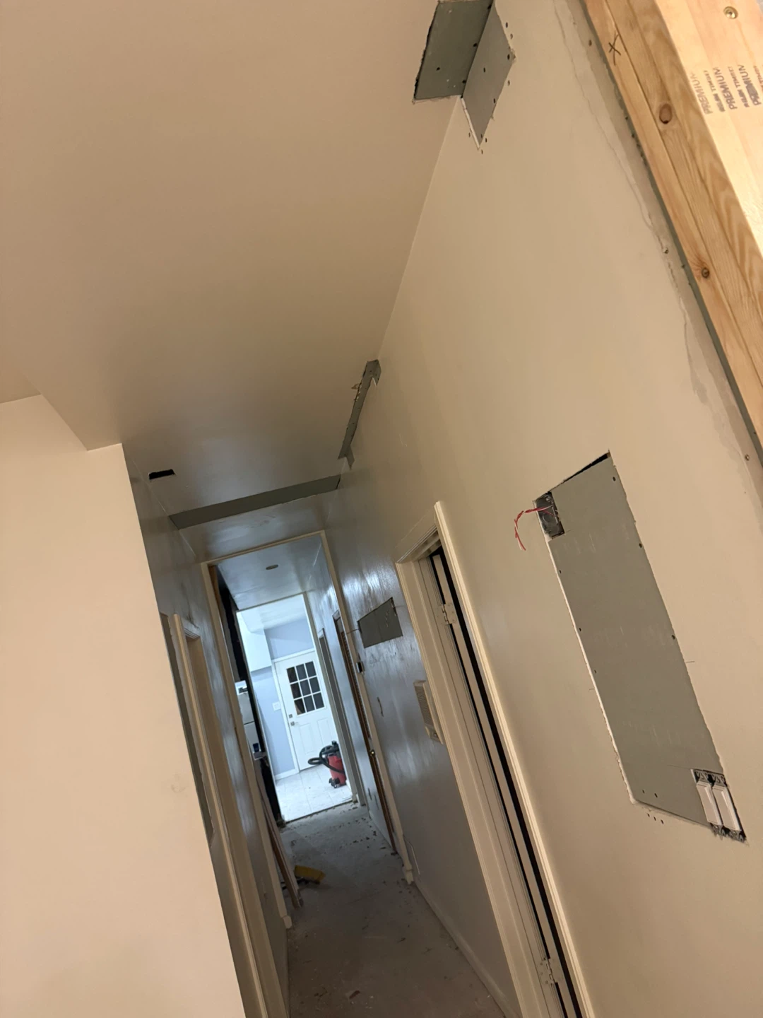 Outlet - paint - drywall - railing - …./ - photo 3