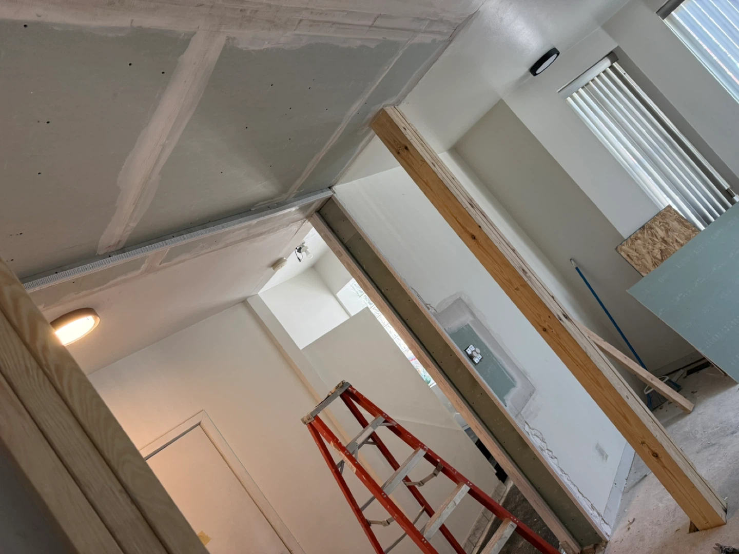 Outlet - paint - drywall - railing - …./ - photo 4