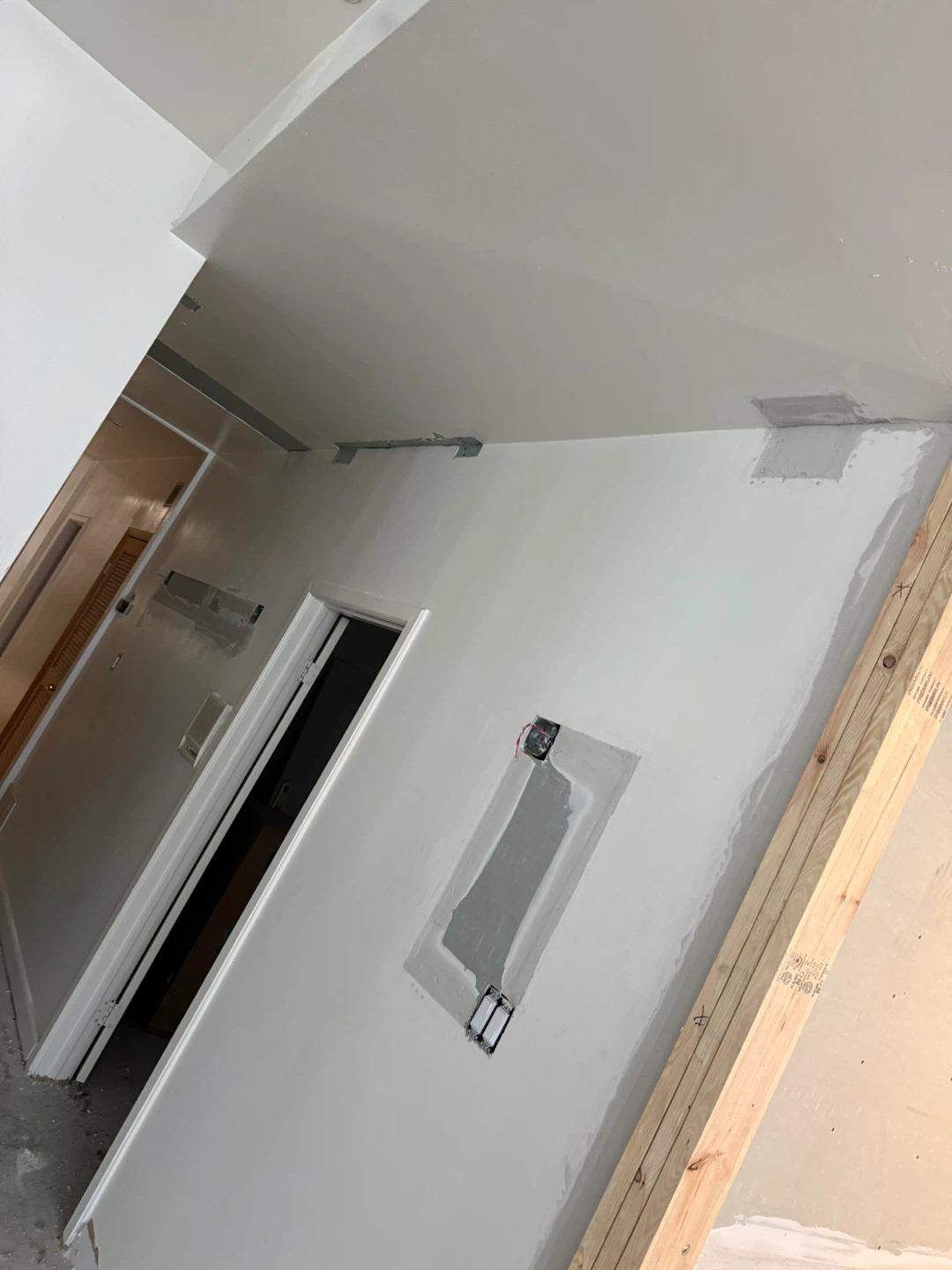 Outlet - paint - drywall - railing - …./ - photo 5