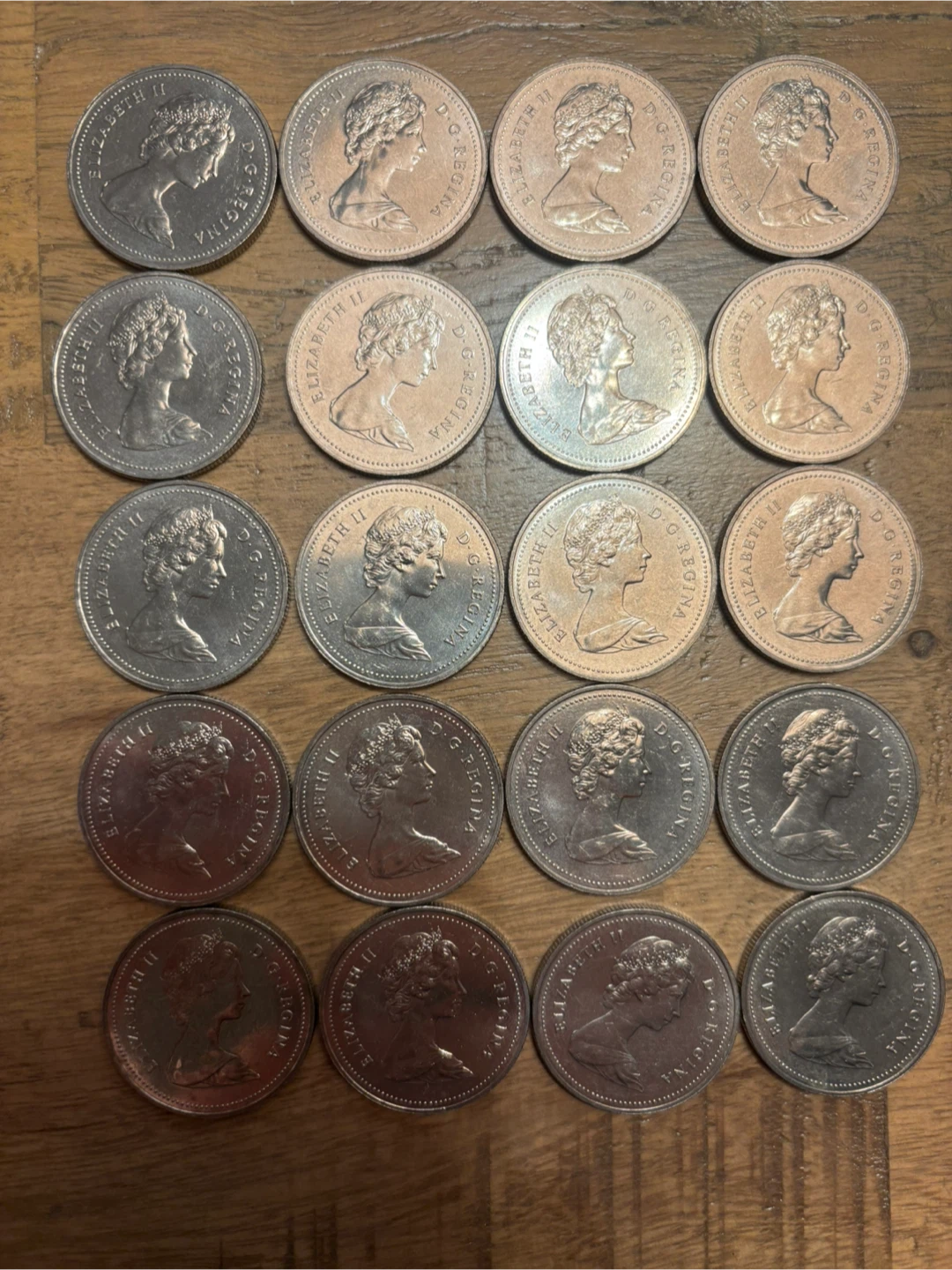 25 Canadian Dollar Coins (1980 Voyageur) - photo 2