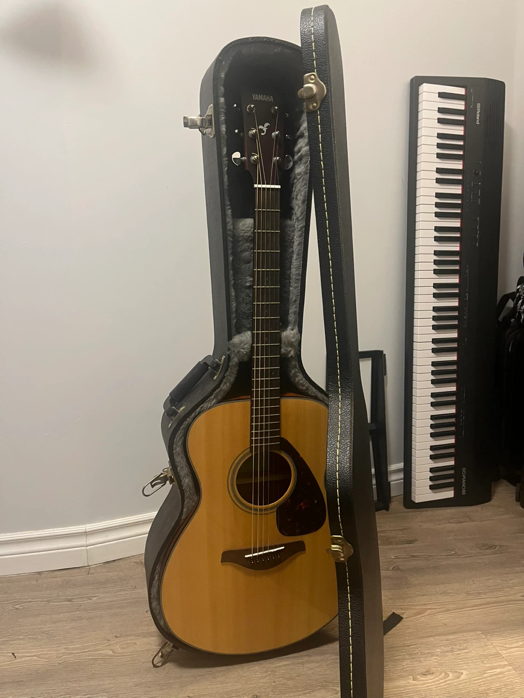 Yamaha FS800 Acoustic Guitar + Hard Case