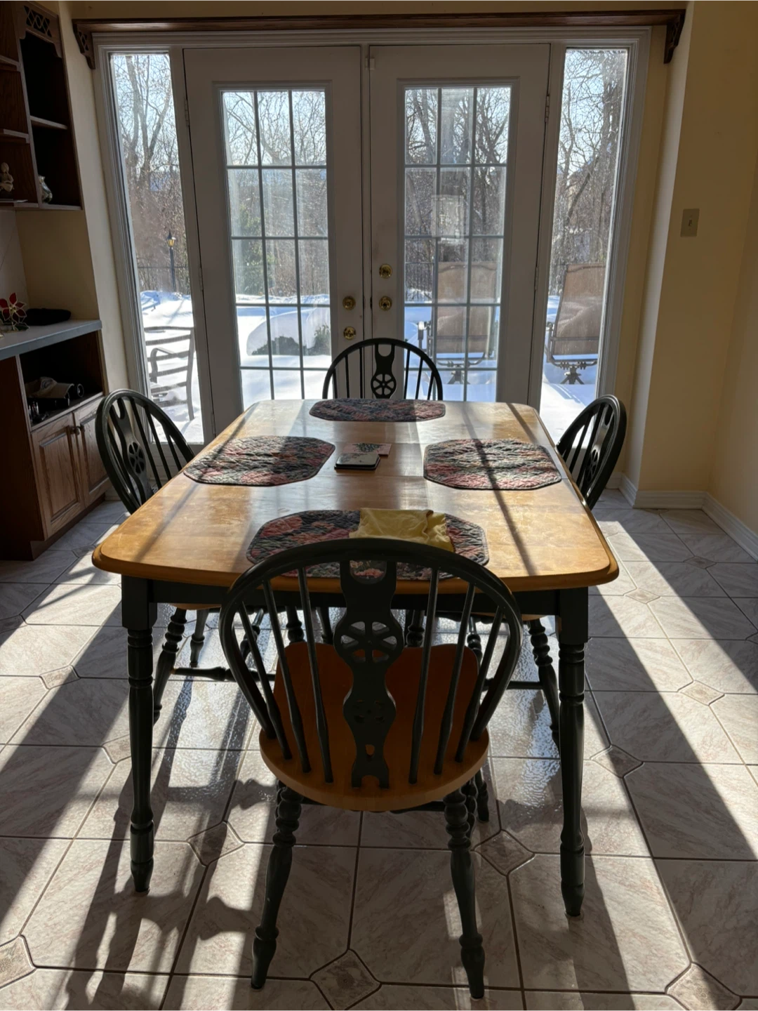 Table with 4 chairs