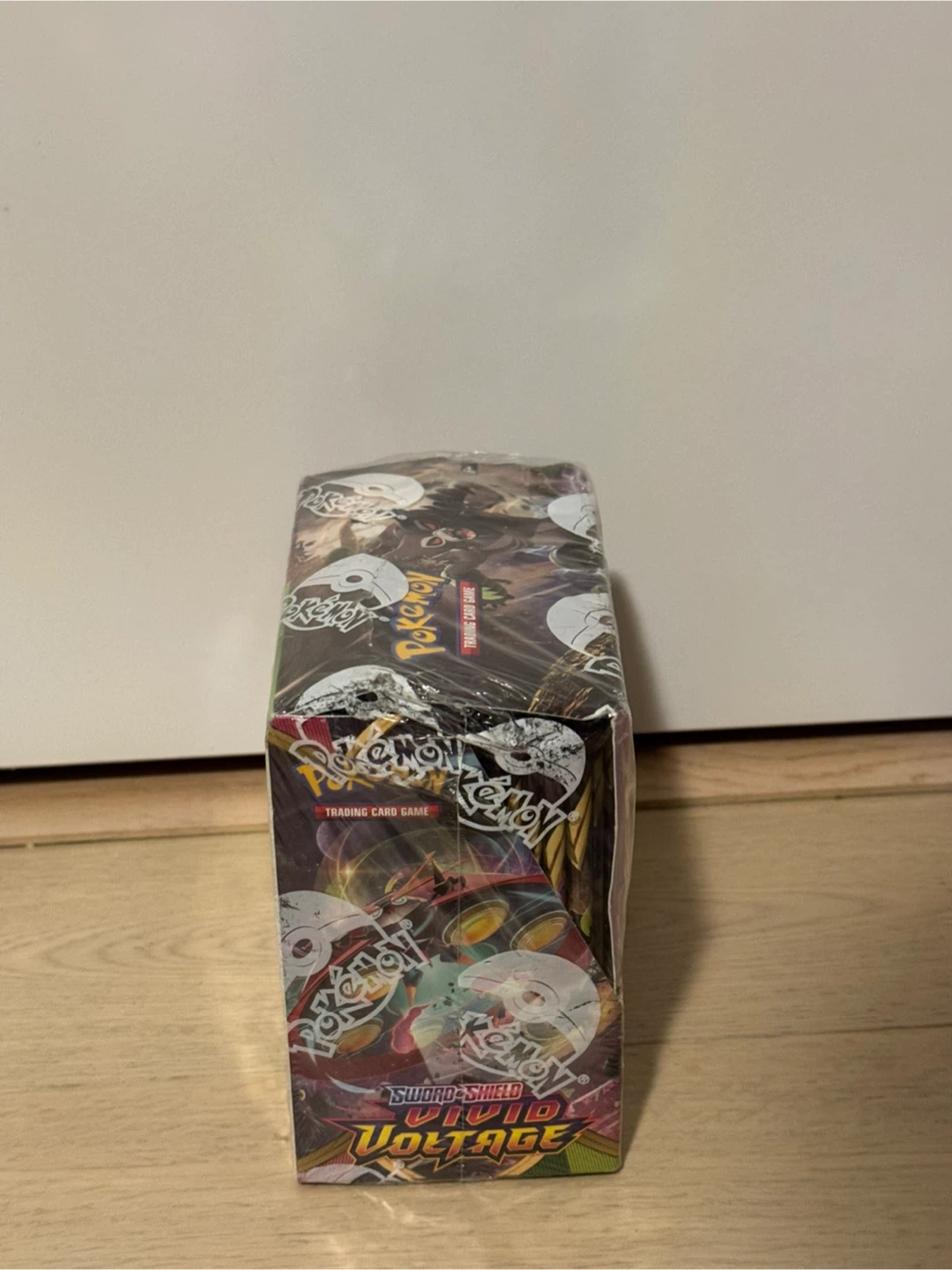 Pokemon vivid voltage booster box - small tear - photo 3