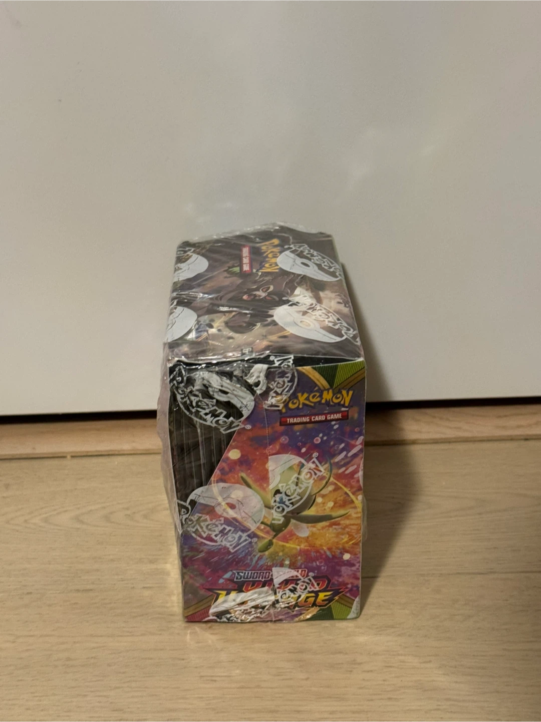 Pokemon vivid voltage booster box - small tear - photo 2