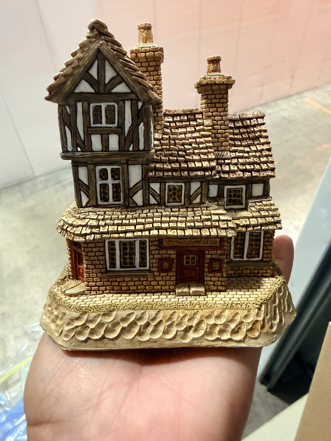 David Winter The Bird Cage Pubs and Taverns Collection Figurine