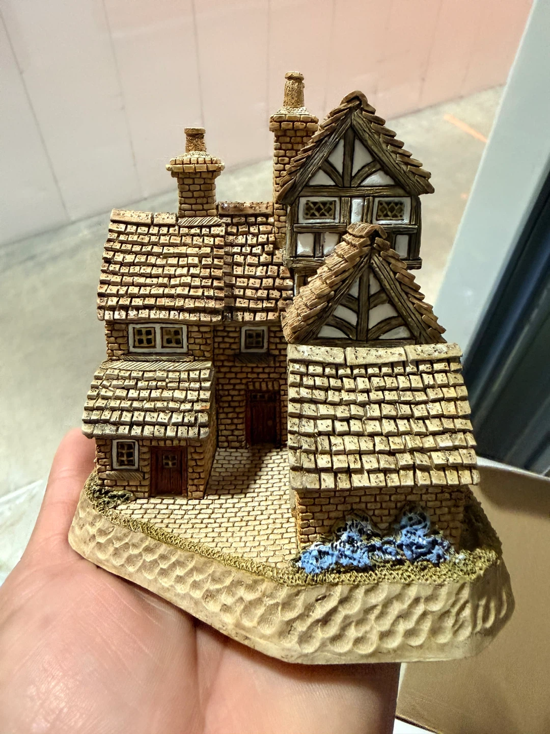 David Winter The Bird Cage Pubs and Taverns Collection Figurine - photo 2