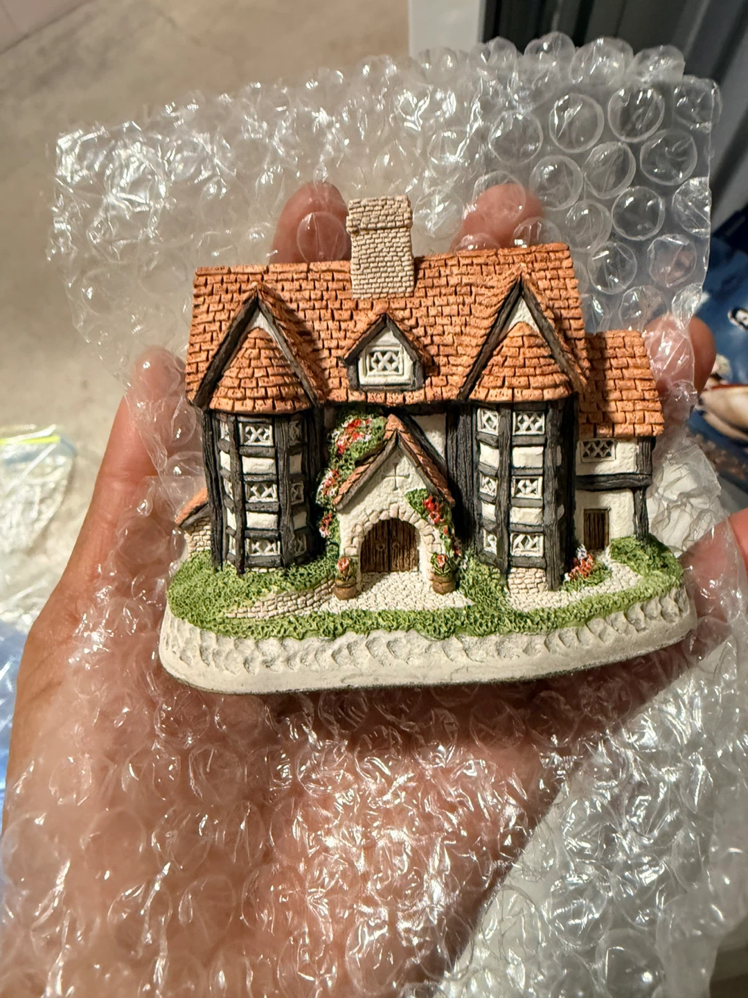 Shirehall TM by David Winter Miniature House 1985