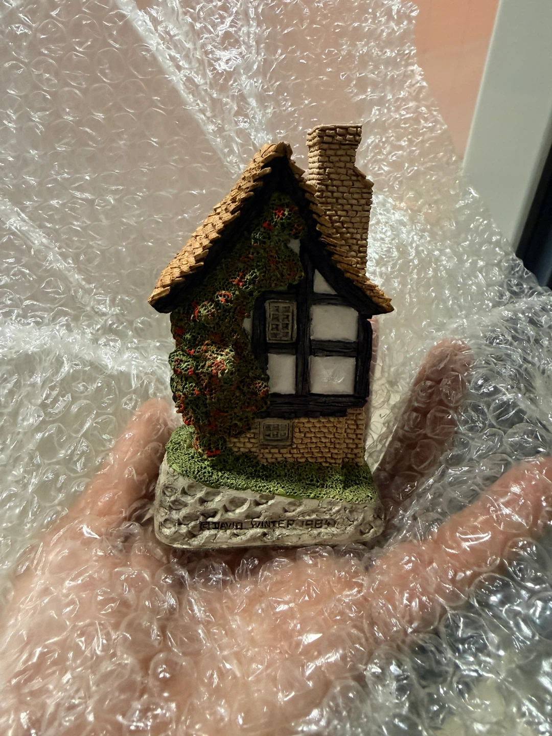 David Winter Spinners Cottage Hand Painted Figurine