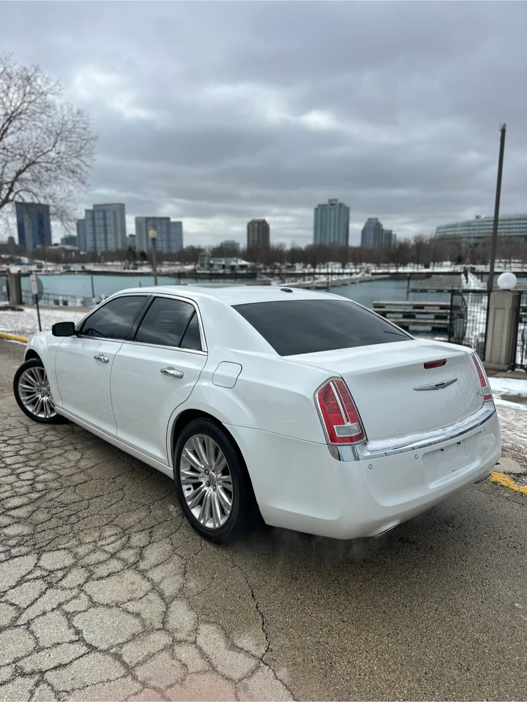 2011 Chrysler 300C - photo 5