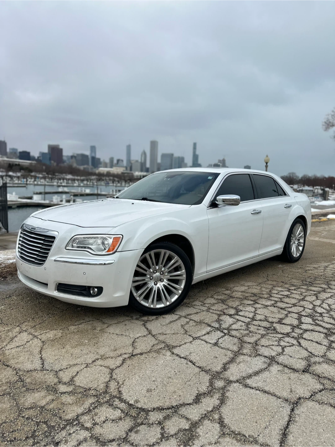 2011 Chrysler 300C - photo 2