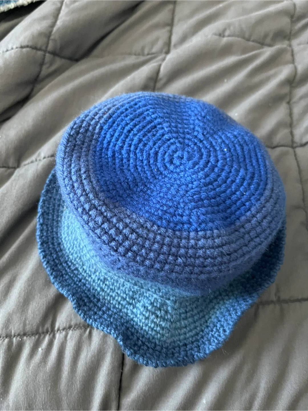 Chapeau seau crocheté fait main bleu et vert