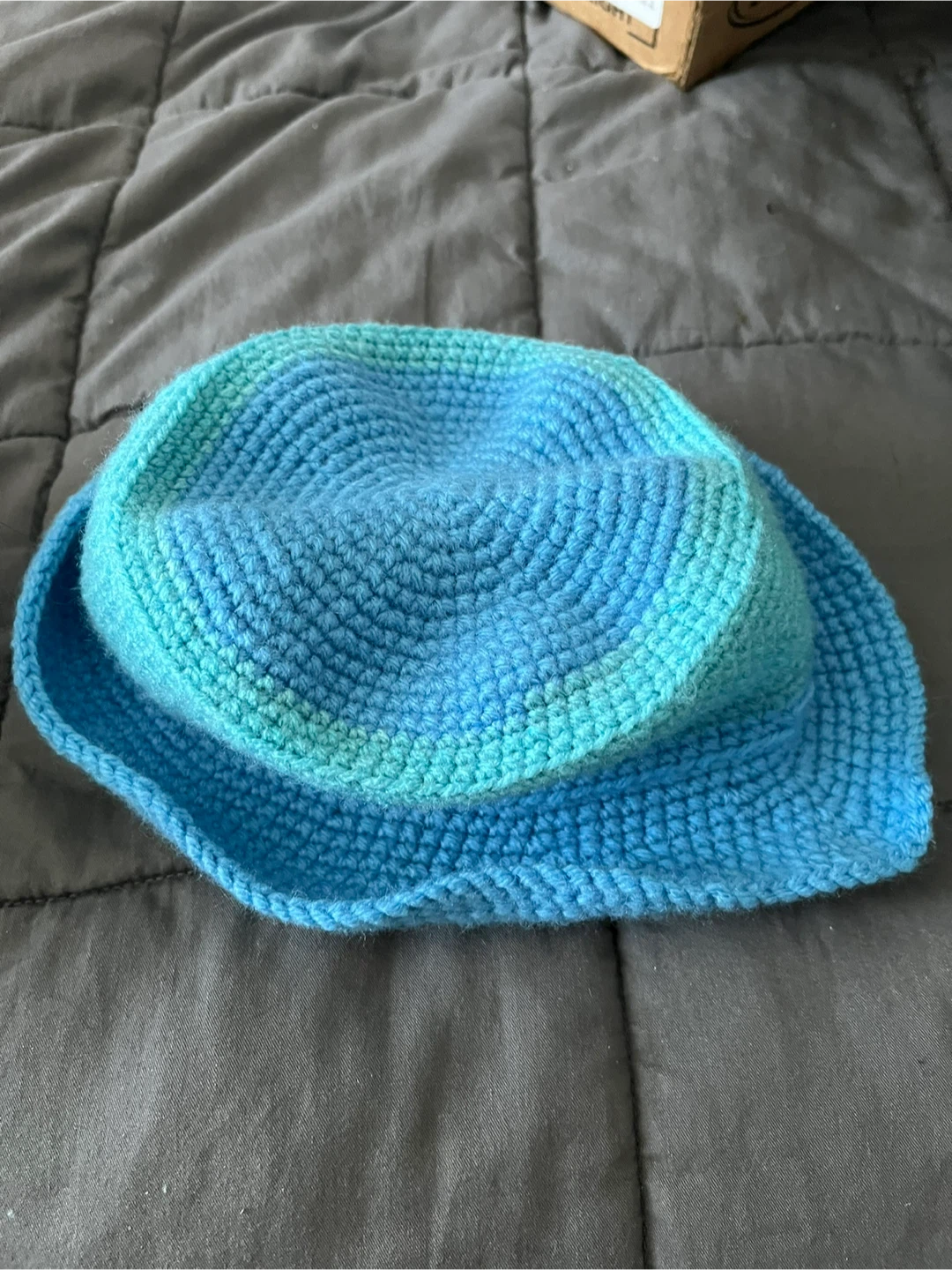 Chapeau seau crocheté fait main bleu et vert - photo 2