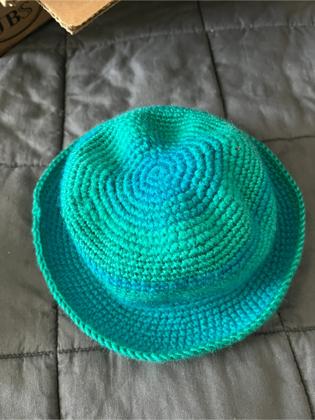 Chapeau seau crocheté fait main bleu et vert - photo 3