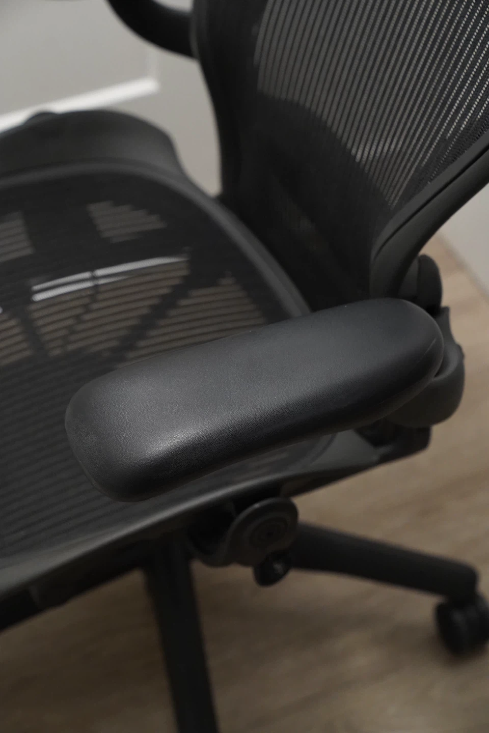 Herman Miller Aeron Chair - photo 4