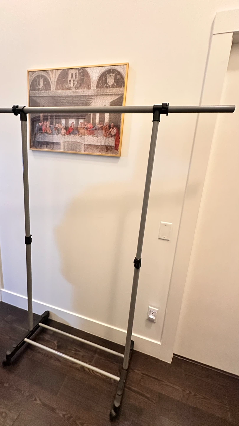Adjustable expandable clothing rack