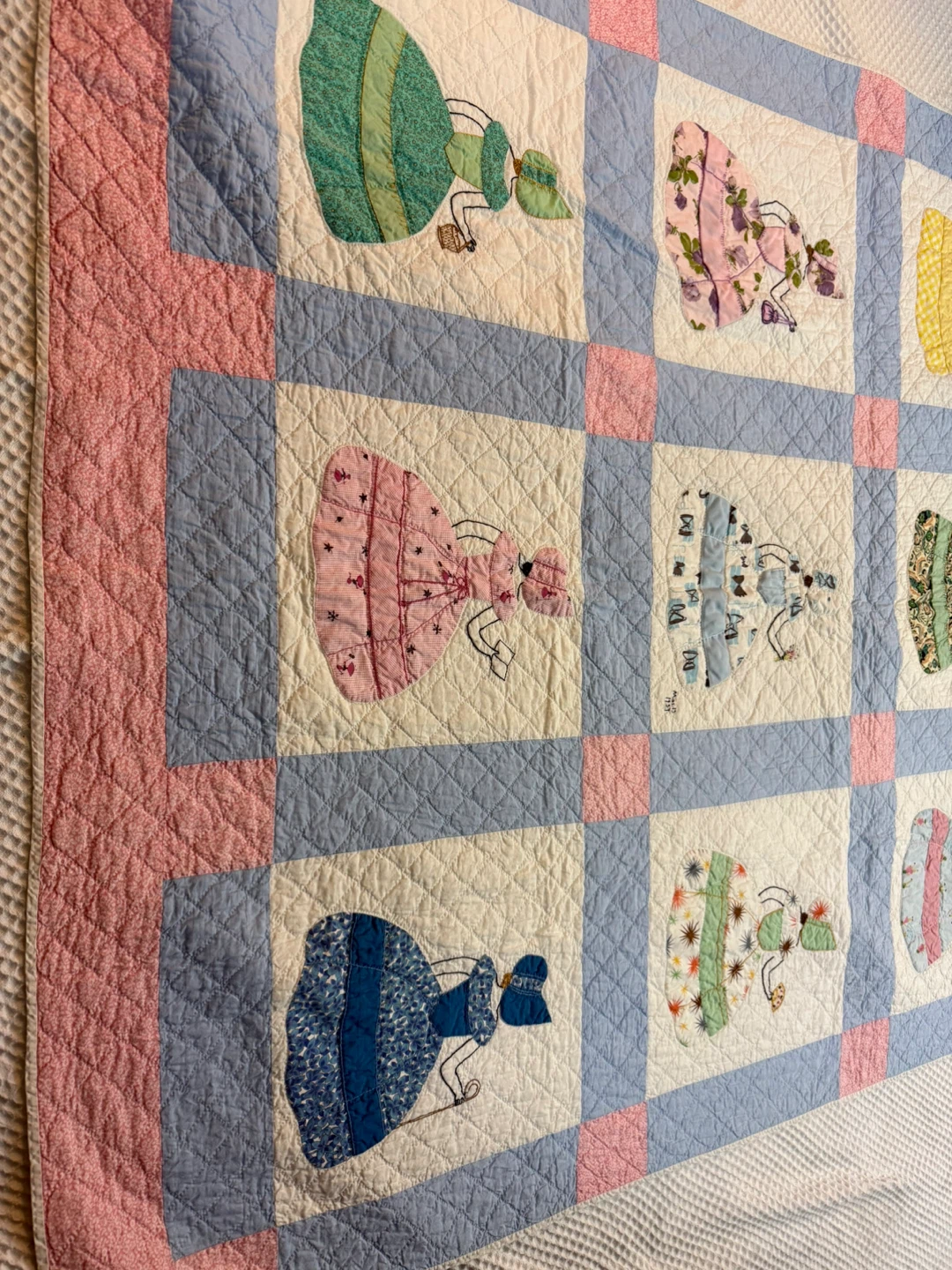 1957 Sunbonnet Sue Quilt Hand Quilted Signed Americana Throw - photo 3