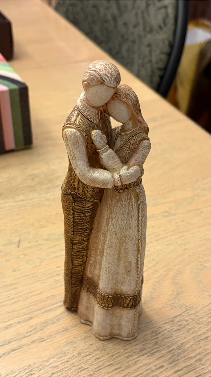 Couple Hugging Figurine - photo 3