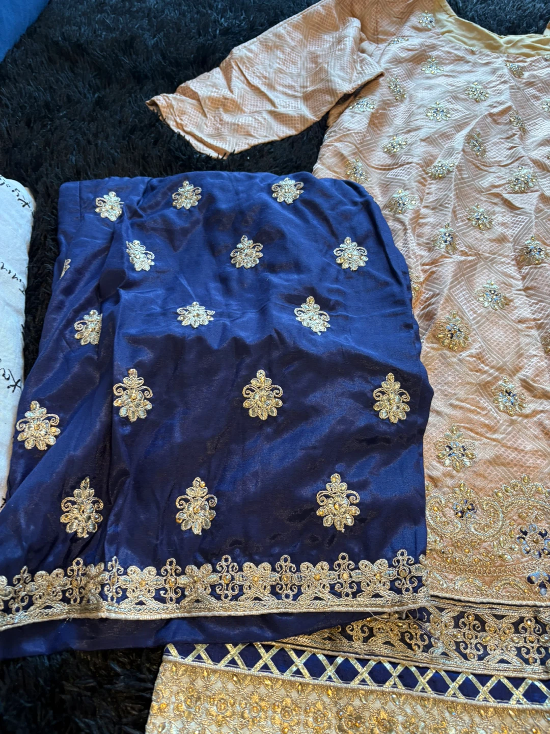 Embroidered kameez, dupatta, and pants set - photo 4