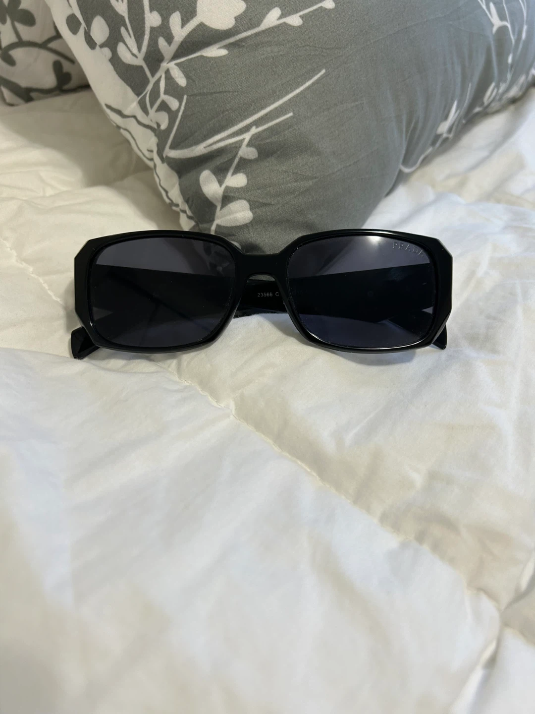 Sunglasses. Black Prada. - photo 2