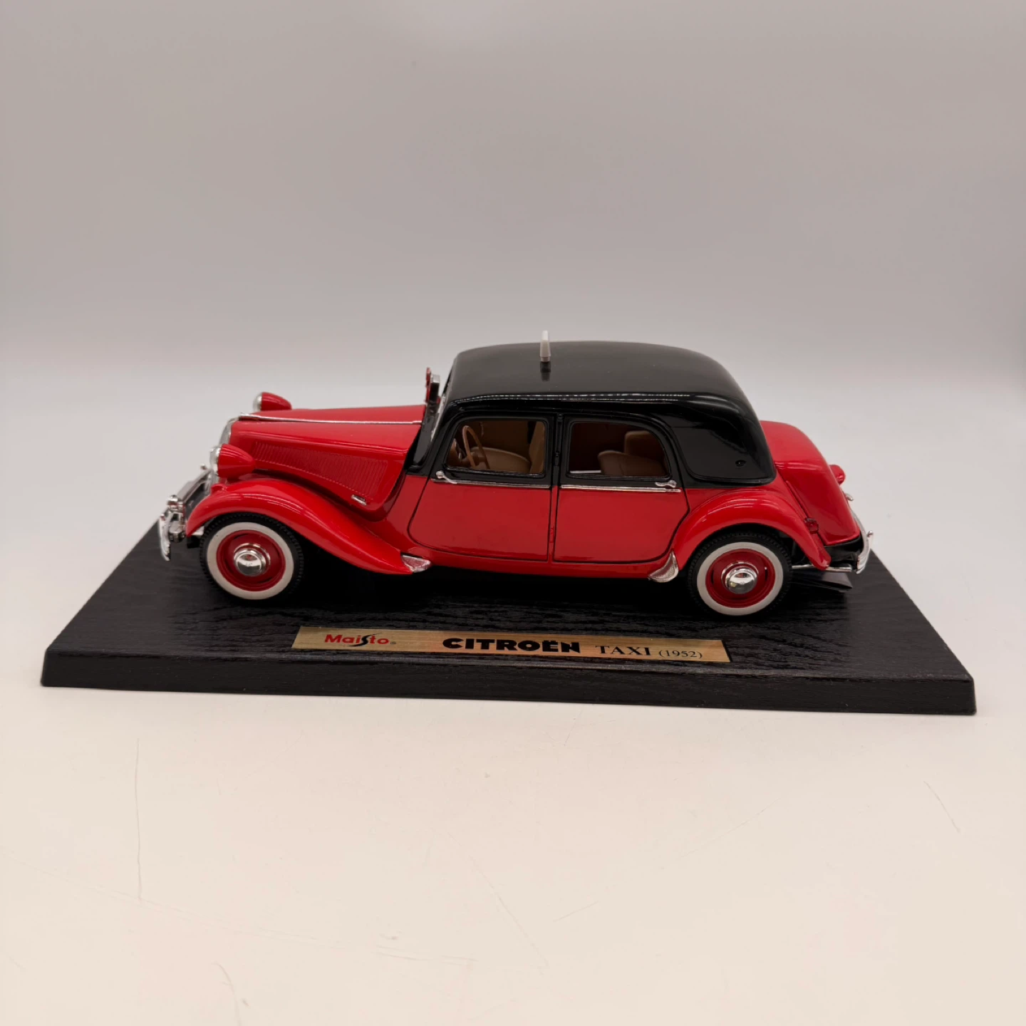 Maisto 1:18 Citroen 15CV 6 Cyl 1952 Taxi Diecast Model w/ Box - photo 5