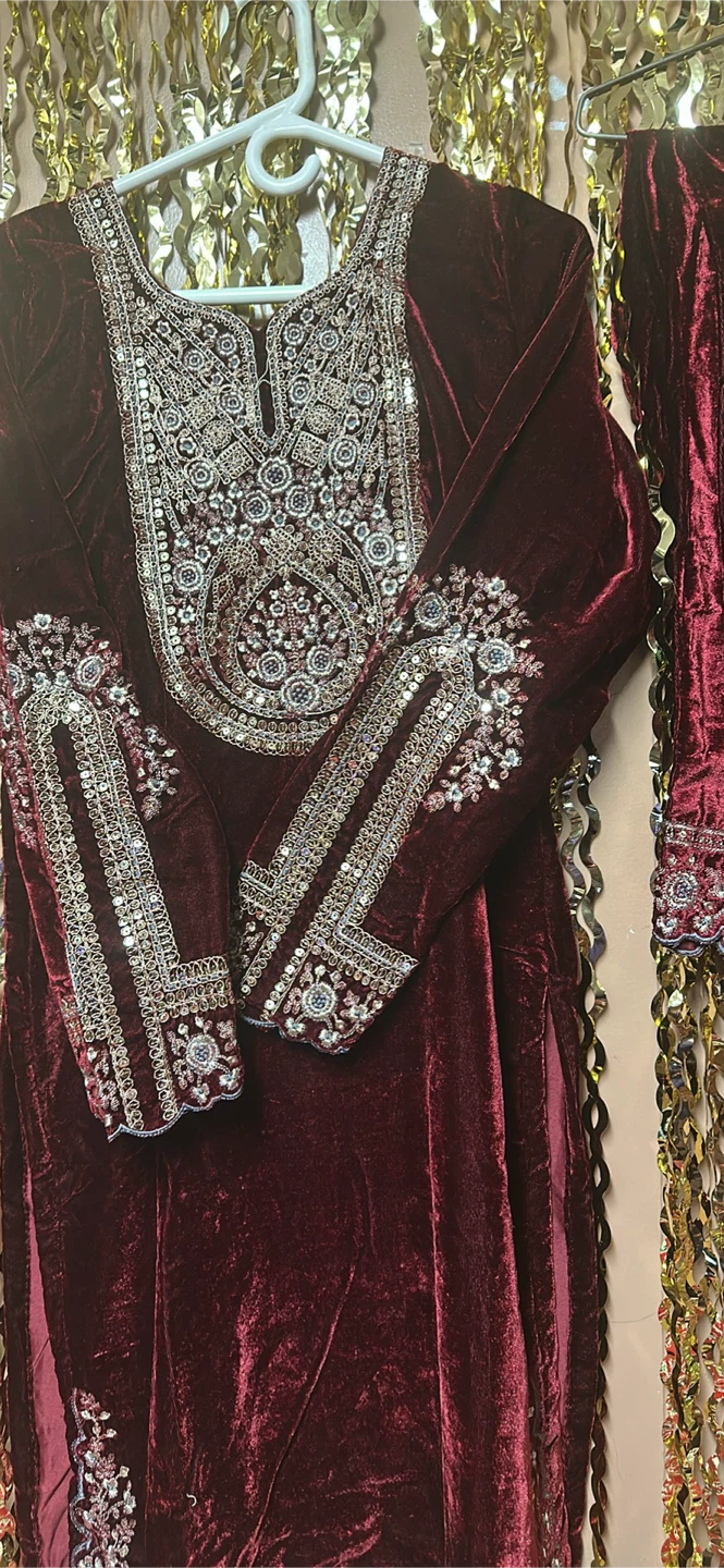 Embroidered Velvet 3-Piece Shalwar Kameez Suit - photo 2