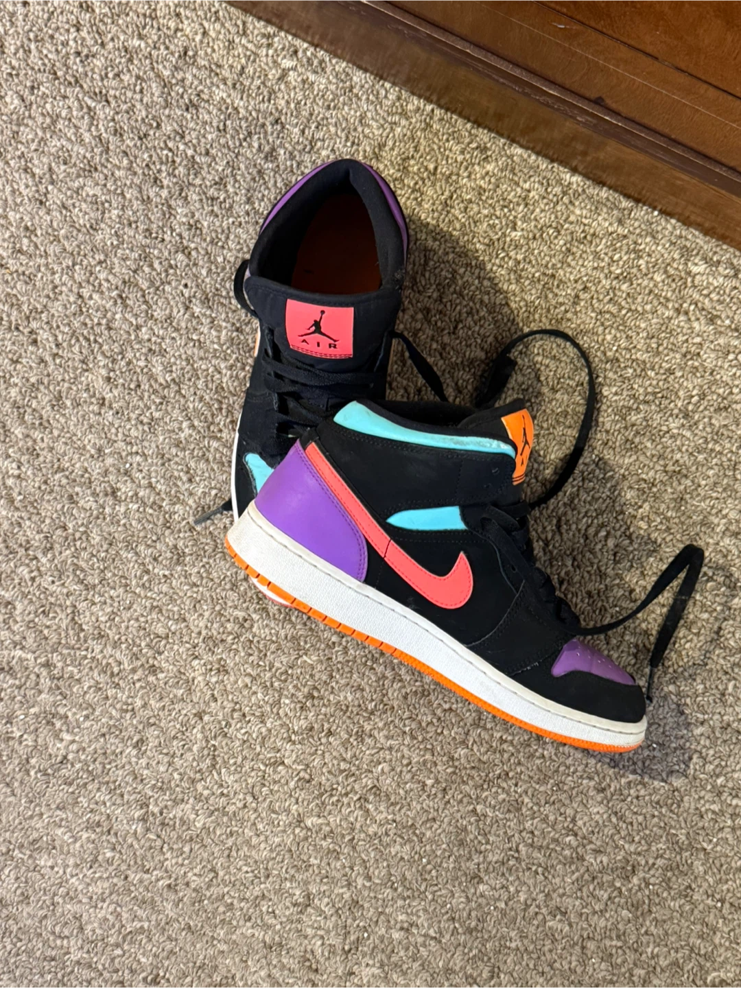 Air Jordan 1 Mid SE Youth Size 5.5Y - photo 2