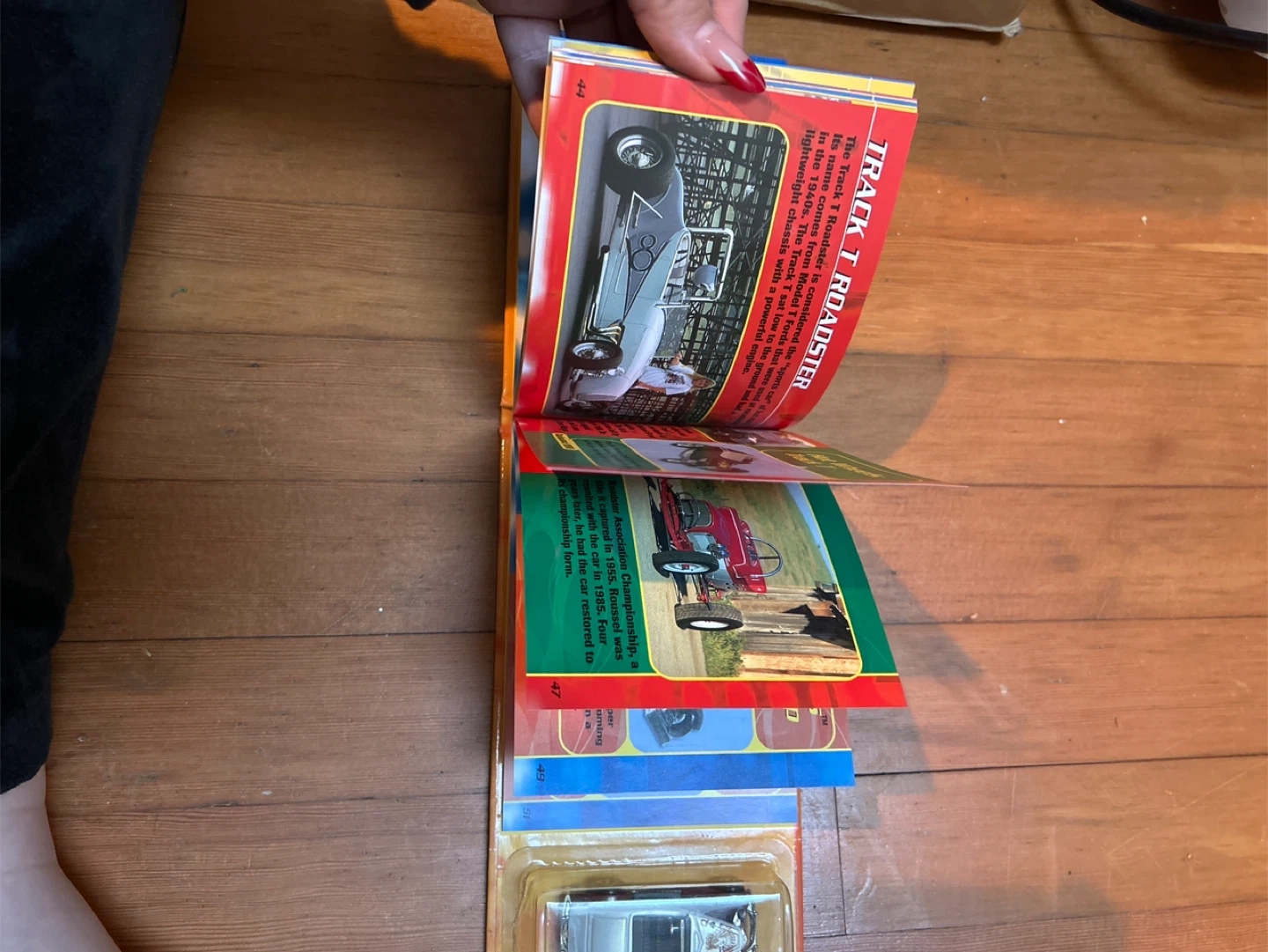 Hot Wheels Hot Rods Book and Ford Roadster Toy Car Set - photo 4