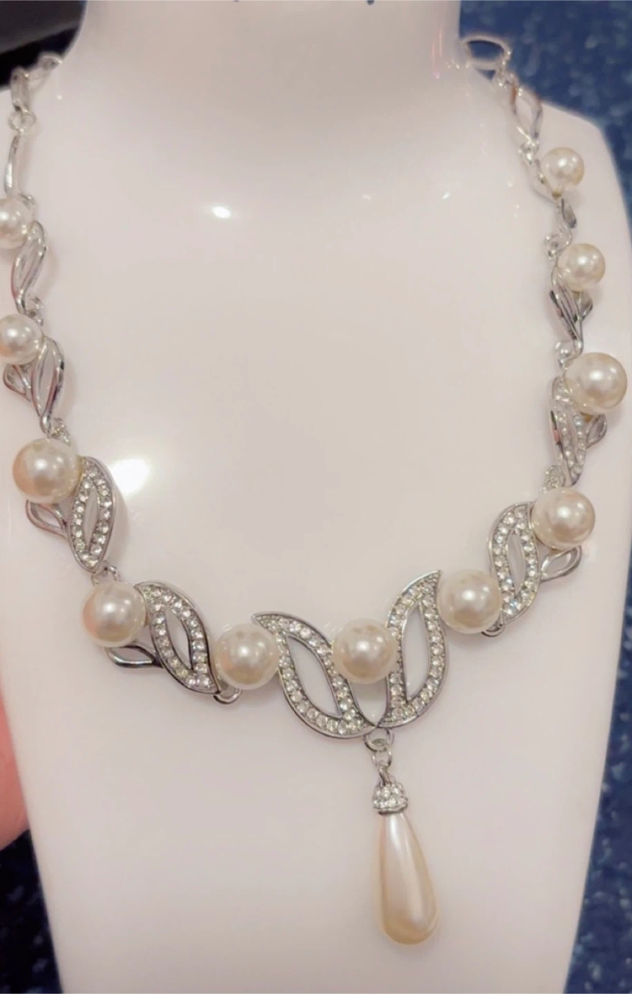 Pearl and Crystal Leaf Design Necklace and Earring Set - photo 5
