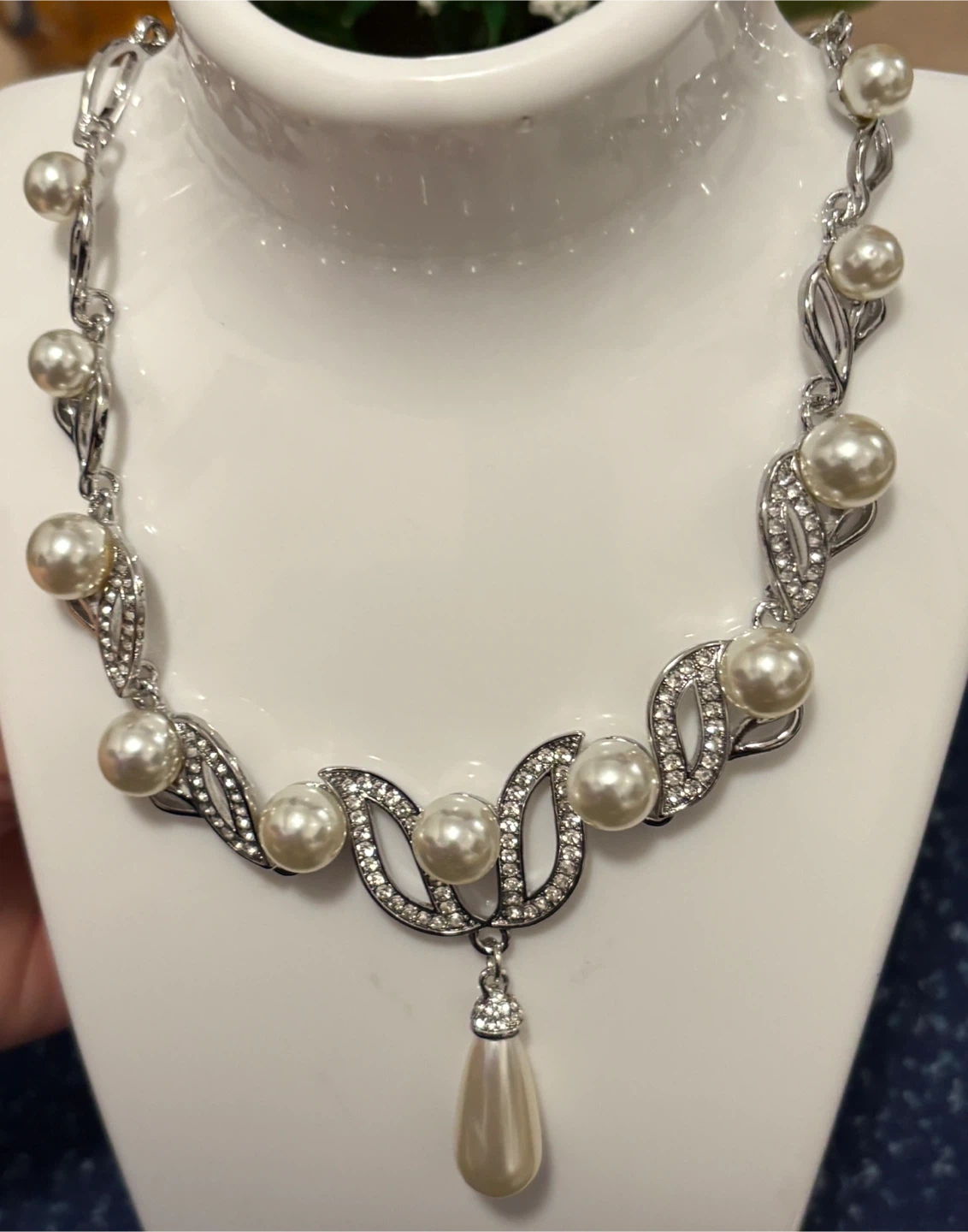 Pearl and Crystal Leaf Design Necklace and Earring Set - photo 3