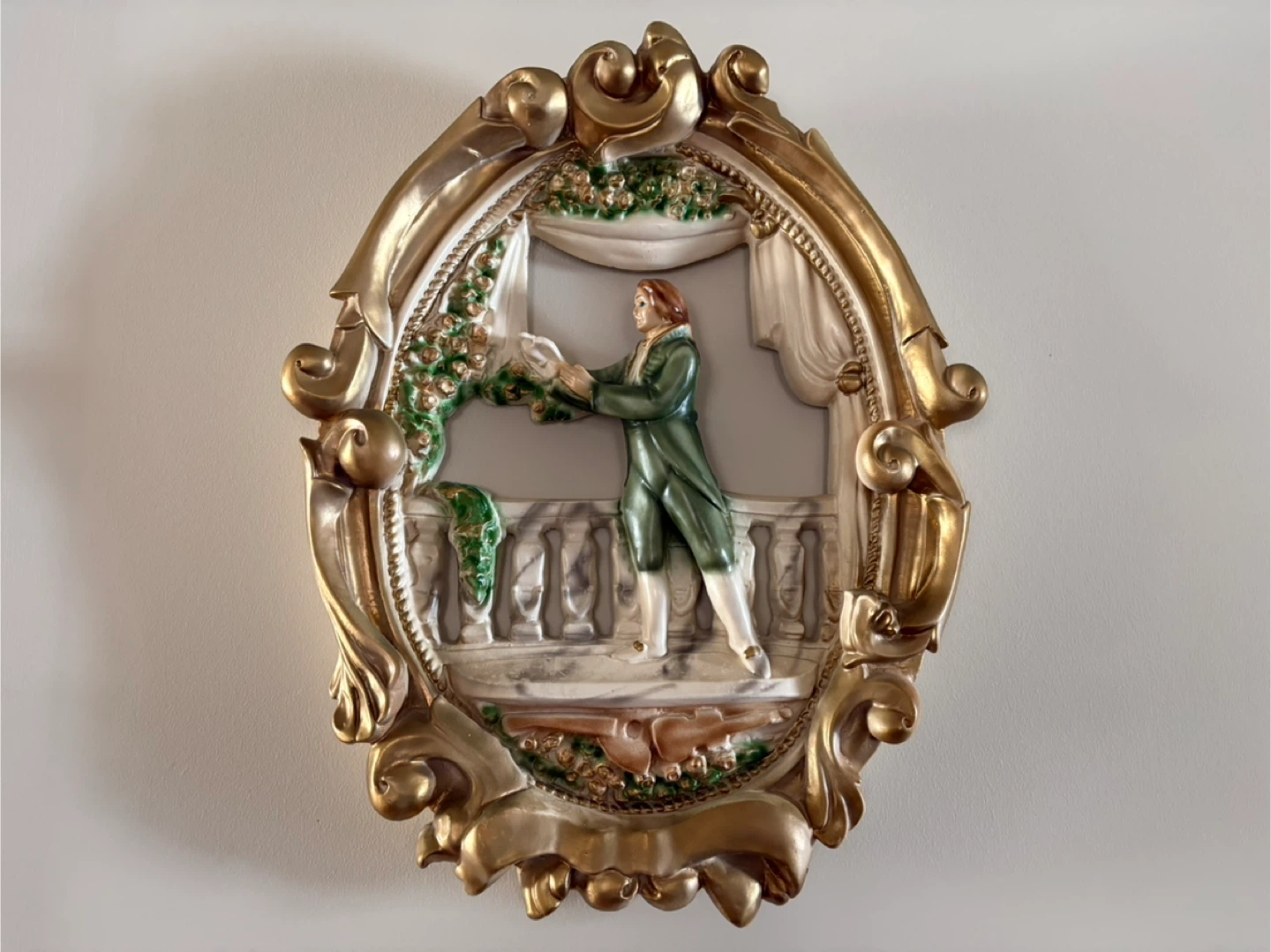 Vintage Oval Wall Plaque with Romantic Scene - photo 3