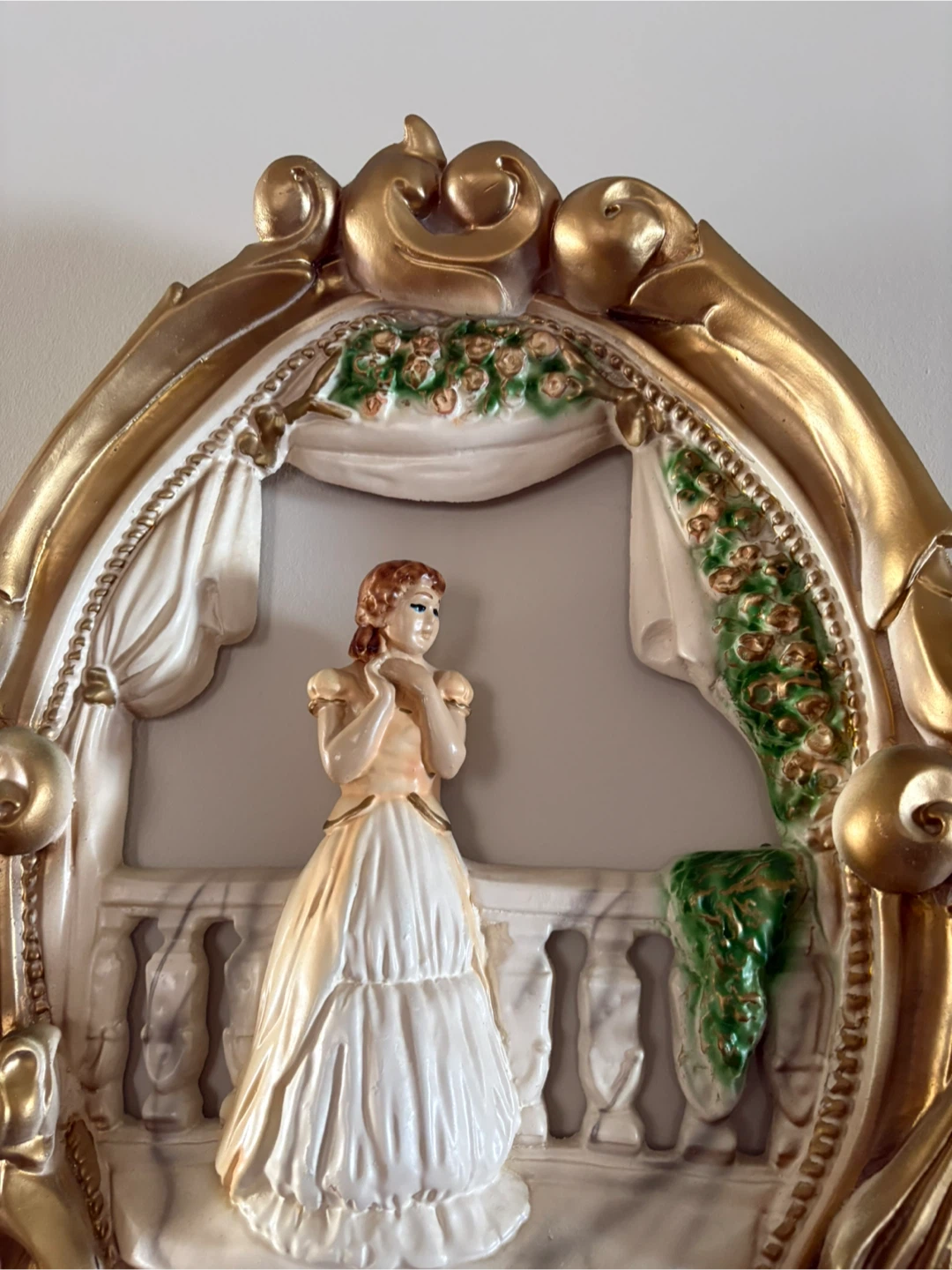 Vintage Oval Wall Plaque with Romantic Scene - photo 5