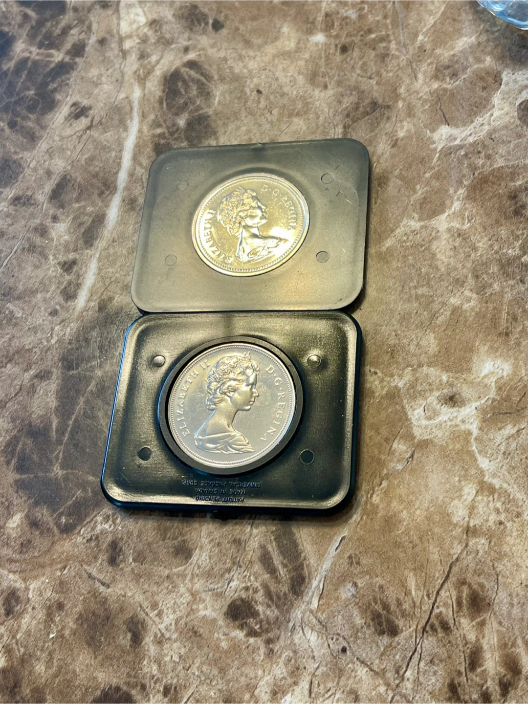 1970 Manitoba & 1973 P.E.I. Canada Dollar Coin Set - photo 3