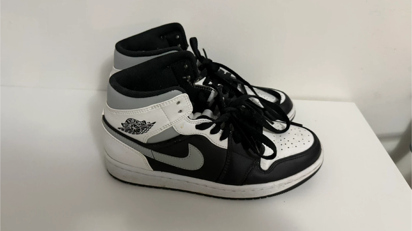 Air Jordan 1 Mid Sneakers