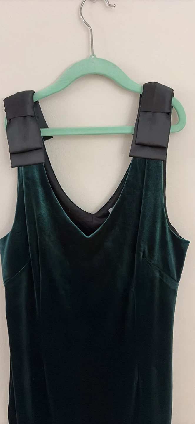 ⭐️⭐️⭐️Velvet Vero Moda dress with Bow Shoulders