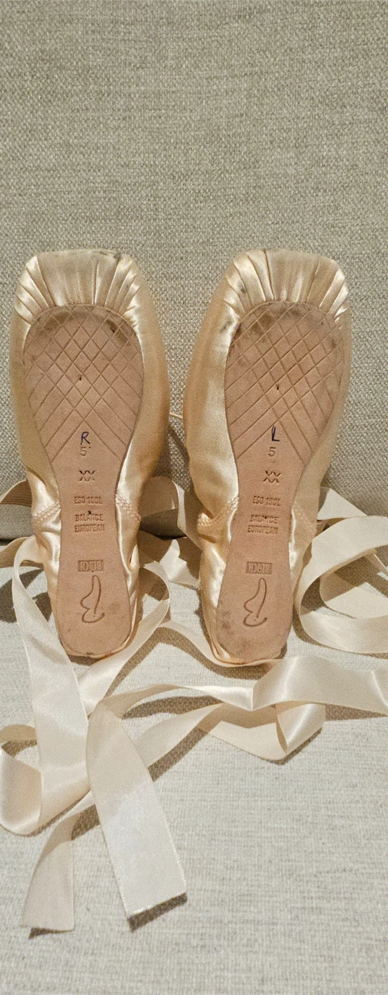 Bloch Pointe Shoes with Toe Pads & Gel Pads - photo 2