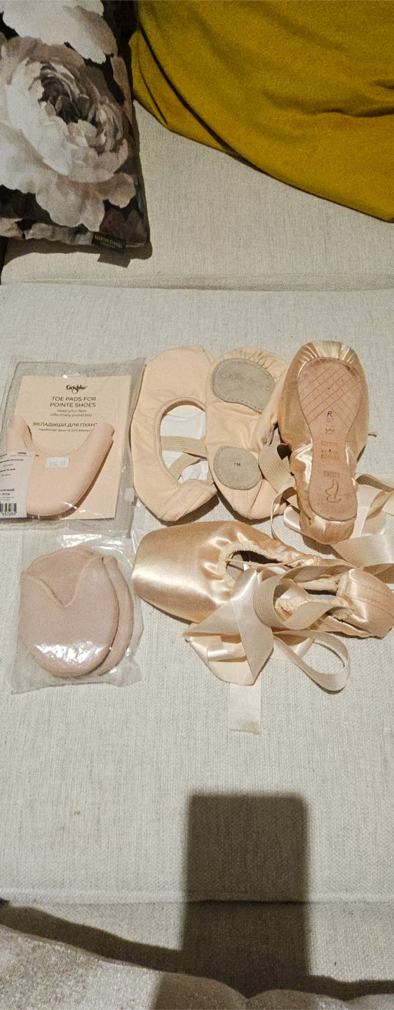 Bloch Pointe Shoes with Toe Pads & Gel Pads - photo 3