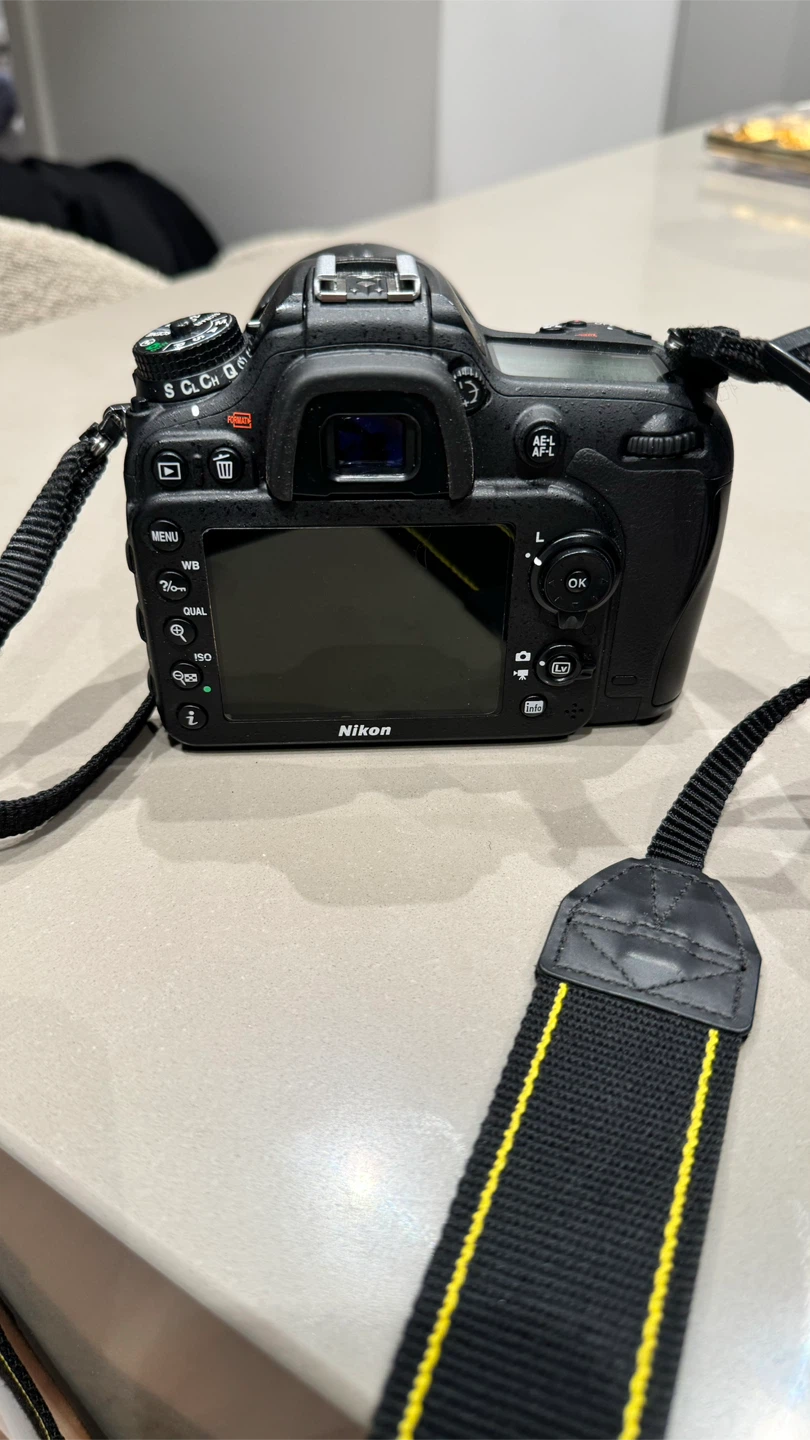 Nikon D7100 DSLR Camera with 18-140mm Lens and Grip - photo 2