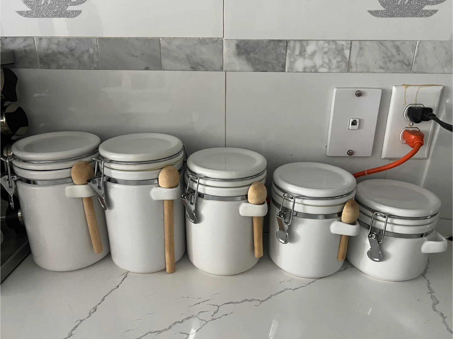 Set of 5 White Ceramic Canisters with Wooden Spoons - photo 3